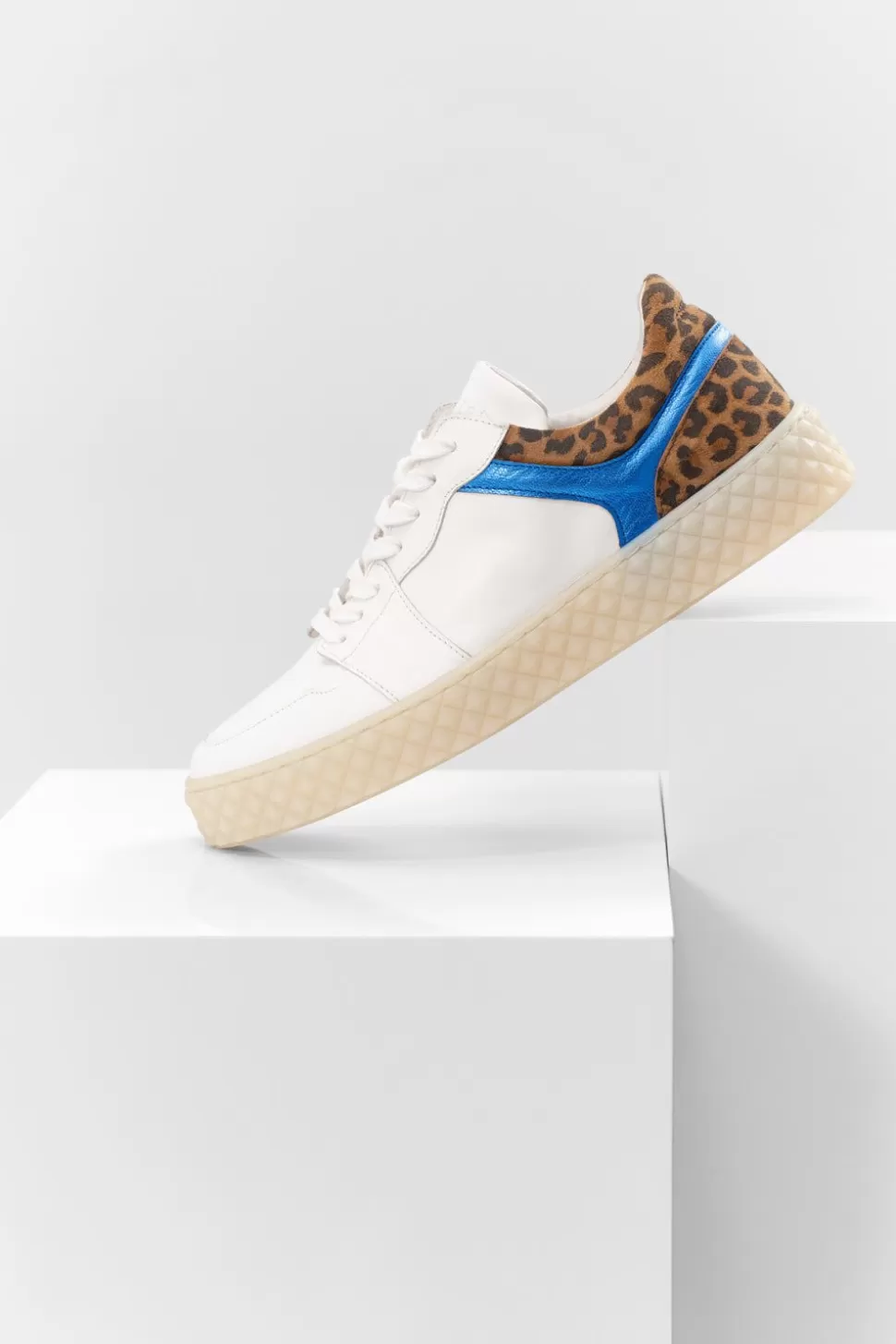 One Step O.Olivia - Sneakers Basses Blanches En Cuir Avec Decoupes Bleu Metallise Et Motif Leopard Hot