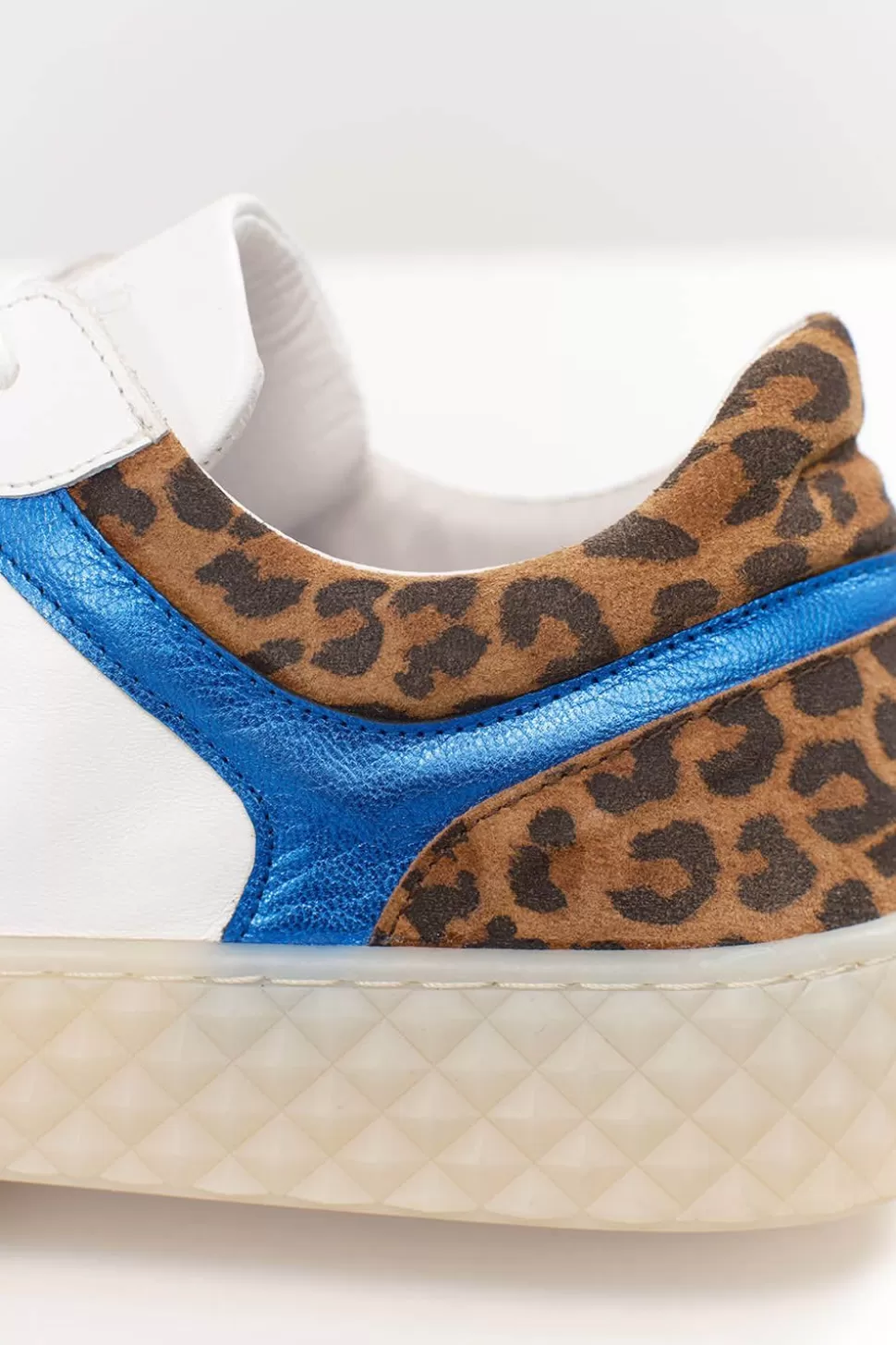 One Step O.Olivia - Sneakers Basses Blanches En Cuir Avec Decoupes Bleu Metallise Et Motif Leopard Hot